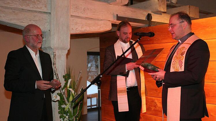 Architekt Gatz (links) hatte ein Kreuz mitgebracht, das die Pfarrer Johannes Kestler (Zweiter von links) und Wolfgang Dettenthaler segneten. Foto: Evi Seeger