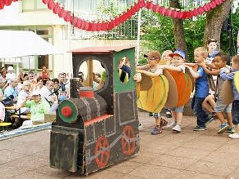 Mit der Eisenbahn ging es beim Sommerfest des Kindergartens Oberschleichach auf eine kulinarische Weltreise.  Foto: Sabine Weinbeer