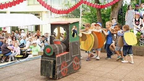 Mit der Eisenbahn ging es beim Sommerfest des Kindergartens Oberschleichach auf eine kulinarische Weltreise.  Foto: Sabine Weinbeer