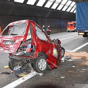 Auto zwischen Lkw eingequetscht auf A3