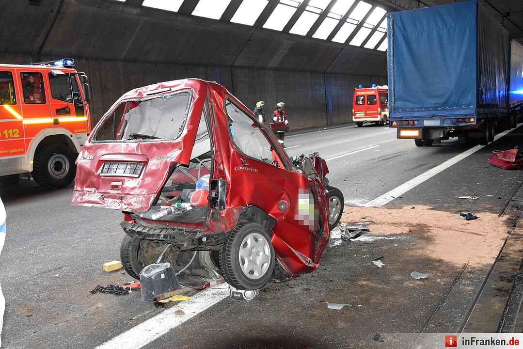 Auto zwischen Lkw eingequetscht auf A3