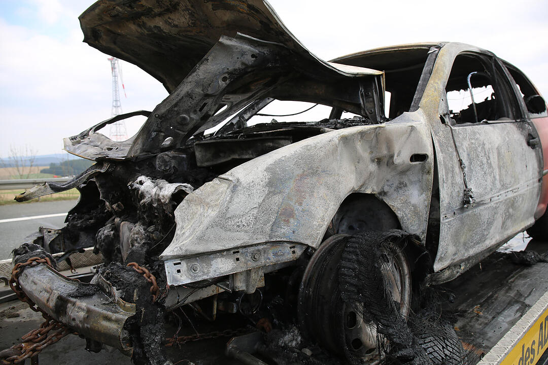 Autofahrer kracht in Leitplanke und fŠngt Feuer - Fahrer kann sich leicht verletzt retten