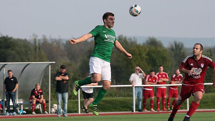 Stefan Altrichter (l.) hebt ab; der Staffelbacher Stefan Meinert verfolgt die Aktion des Baunachers.