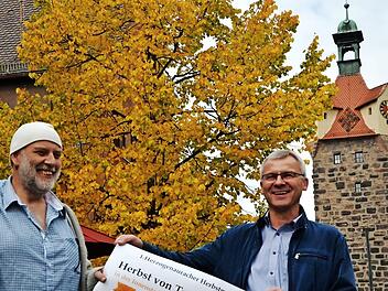 Klaus R&ouml;mmelt und Thomas Kotzer werben f&uuml;r den ersten Herzogenauracher Herbstmarkt.  Fotos: Bernhard Panzer
