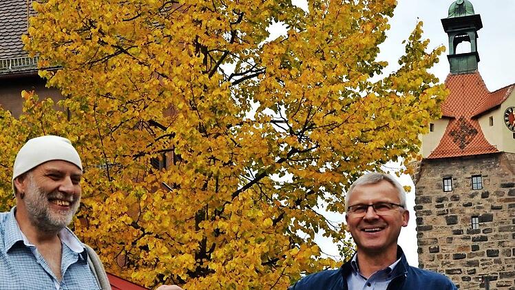 Klaus R&ouml;mmelt und Thomas Kotzer werben f&uuml;r den ersten Herzogenauracher Herbstmarkt.  Fotos: Bernhard Panzer