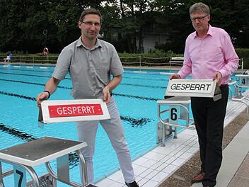 Das Coburger Freibad öffnet am Pfingstsamstag. Betriebsleiter Jörn Pakoßnick-Kirchner (links) und SÜC-Prokurist Joachim Gronau räumen schon einmal die Sperr-Schilder von den Startblöcken. Foto: Ulrike Nauer