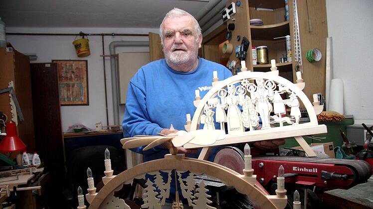 Werner Seidl in seiner Kellerwerkstatt mit einem fertigen Schwibbogen    Foto: Richard Sänger