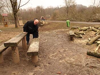 Nachdem Buschwerk und Bäume jetzt gefällt sind, wird deutlich, in welchem schlechten Zustand Boden und Sitzgarnituren im Jörgentorspielplatz sind. Die Verbesserungen sind für 2019 geplant.Heike Beudert