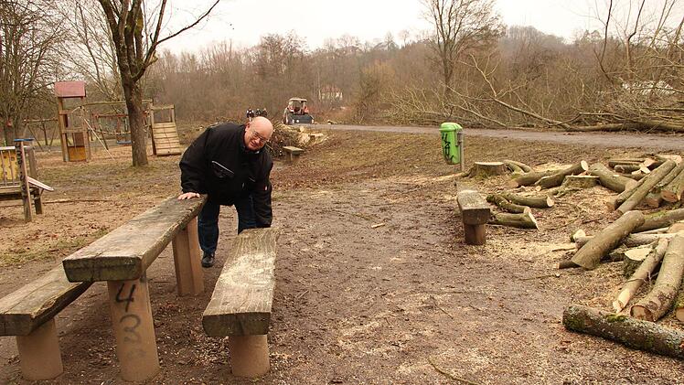 Nachdem Buschwerk und Bäume jetzt gefällt sind, wird deutlich, in welchem schlechten Zustand Boden und Sitzgarnituren im Jörgentorspielplatz sind. Die Verbesserungen sind für 2019 geplant.Heike Beudert