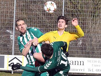 Marco Haaf (rechts) und seine Teamkameraden m&uuml;ssen zu guter Form auflaufen, will die DJK Don Bosco Bamberg in Seligenporten etwas erreichen. Haaf beharken die Gro&szlig;bardorfer Zarko Poznic (links) und Florian Dietz. Foto: sportpress