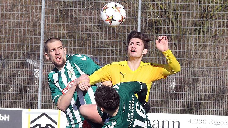 Marco Haaf (rechts) und seine Teamkameraden m&uuml;ssen zu guter Form auflaufen, will die DJK Don Bosco Bamberg in Seligenporten etwas erreichen. Haaf beharken die Gro&szlig;bardorfer Zarko Poznic (links) und Florian Dietz. Foto: sportpress