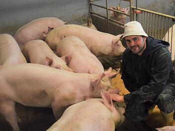 Landwirt Christian Diller aus Glosberg macht in seiner Schweinemast alles Erdenkliche, um das ASP-Risiko so gering wie m&ouml;glich zu halten. Der 31-J&auml;hrige wei&szlig; aber auch, dass die Seuche im Falle eines Ausbruchs auch seinen Betrieb treffen w&uuml;rde.  Foto: Sandra Hackenberg