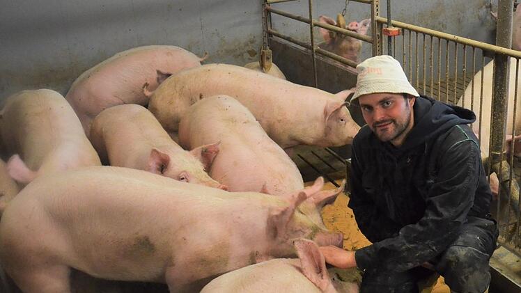 Landwirt Christian Diller aus Glosberg macht in seiner Schweinemast alles Erdenkliche, um das ASP-Risiko so gering wie m&ouml;glich zu halten. Der 31-J&auml;hrige wei&szlig; aber auch, dass die Seuche im Falle eines Ausbruchs auch seinen Betrieb treffen w&uuml;rde.  Foto: Sandra Hackenberg