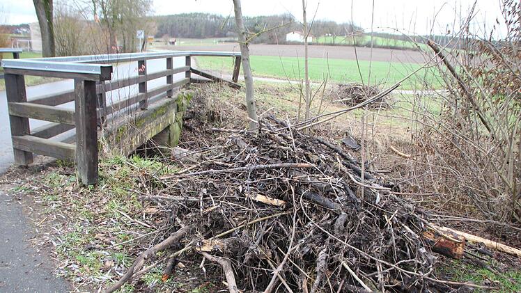 In Fetzelhofen türmt sich links und rechts der Brücke das Material, das darunter  hervorgeräumt wurde.  Foto: Andreas Dorsch