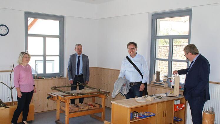 Kindergartenleiterin Birgit Armbruster führt Bürgermeister Gotthard Schlereth,  Architekt Marcus Seifert und 2. Bürgermeister Jürgen Kolb durch den neuen Kindergarten.  Hilmar Ruppert