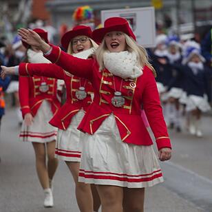 Bunter Zug durch die Straßen mit Finale am Marktplatz
