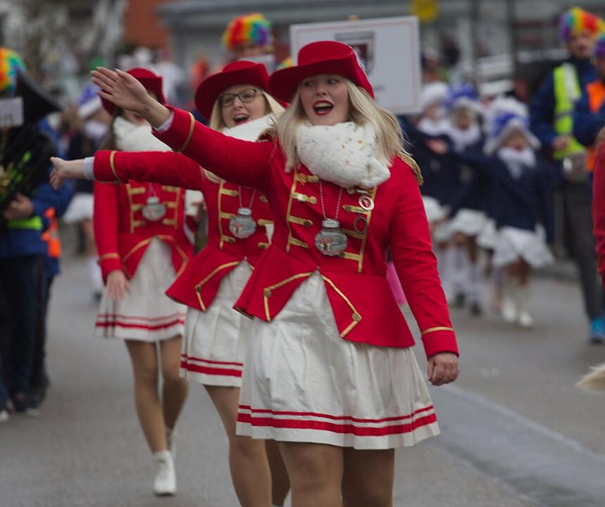 Bunter Zug durch die Straßen mit Finale am Marktplatz