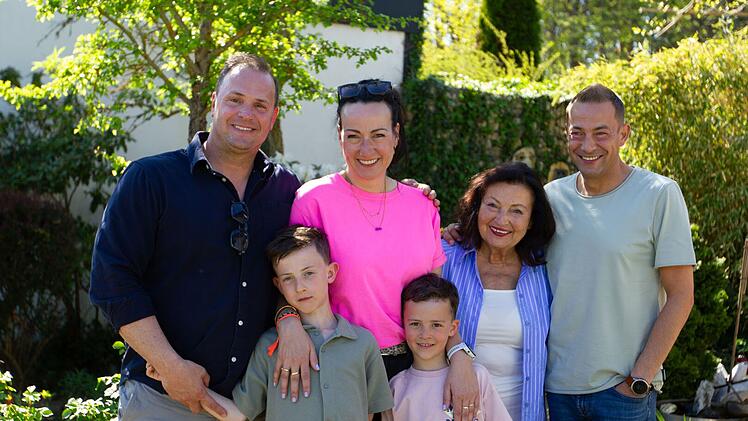 Alice mit Sohn Felix (rechts), Tochter Kathrin (Mitte) und deren Familie. Felix und Kathrin sind Mitarbeiter bei der Roth Challenge.
