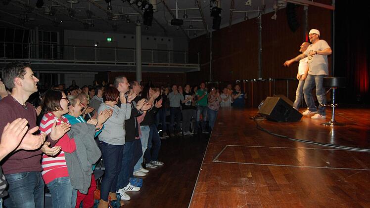 Und alle singen mit: "Ich hab' noch Sand im Po" .... vom Urlaub in Santa Lucia!