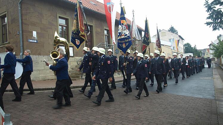 Mit Kirchenparade und Festzug demonstrierte die Freiwillige Feuerwehr Rottershausen ihre Geschlossenheit. Fotos: Stefan Geiger