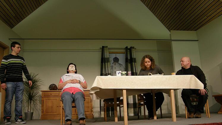 Aufführung der Thundorfer Theatergruppe.Foto: Philipp Bauernschubert