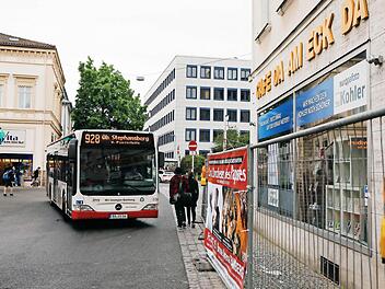 Sämtliche Verkehrsteilnehmer müssen sich bis auf weiteres auf Höhe des früheren Metzner-Hauses die Fahrbahn teilen. Foto: Matthias Hoch