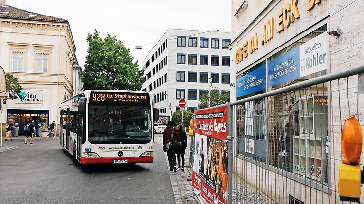 Sämtliche Verkehrsteilnehmer müssen sich bis auf weiteres auf Höhe des früheren Metzner-Hauses die Fahrbahn teilen. Foto: Matthias Hoch