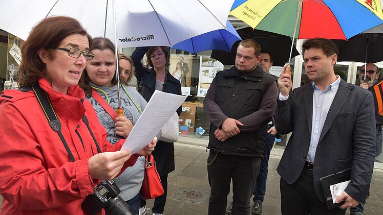 Eva Wieser verliest im Namen von Lothar Mitschke eine Pressemittlung, daneben Dorina Glasenapp, Evelin Heß und Alexander Glasenapp (Mieter), sowie Stadtrat René Hähnlein. Foto: Gabi Arnold