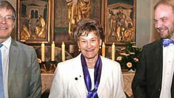 Rosi Emrich, die den Chor seit 38 Jahren als Dirigentin leitet, wurde besonders ausgezeichnet. Im Bild links Kirchenmusikdirektor Reinhold Meiser, rechts Pfarrer Johannes Kestler.