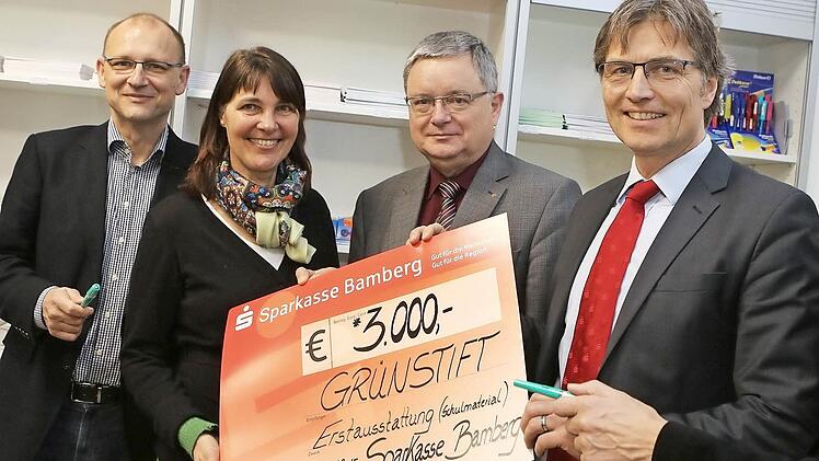 Ohne Spenden geht nichts. Peter Ehmann, Luise Löchner, Hans-Joachim Thiel, Mathias Polz von der Sparkasse sowie Norbert Kern