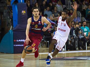 Die Bamberger liefen in Barcelona meist der Musik hinterher. Hier versucht Brad Wanamaker (r.), mit 16 Punkten eindeutig Bambergs Bester, Tomas Satoransky zu stoppen. Foto: dpa