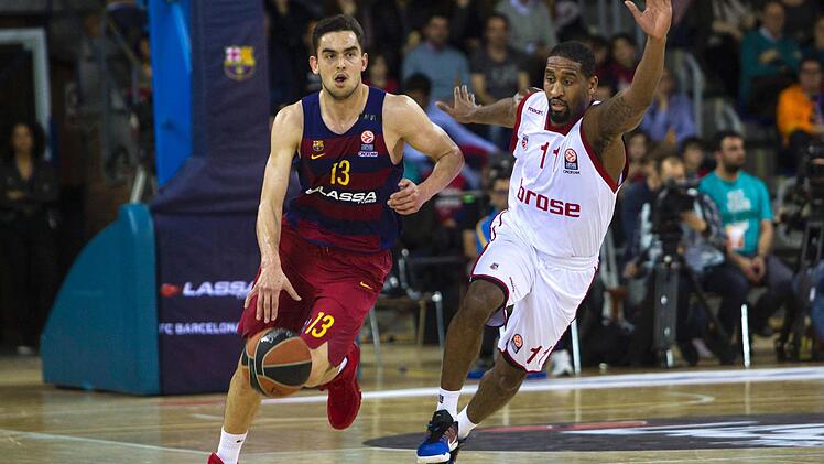 Die Bamberger liefen in Barcelona meist der Musik hinterher. Hier versucht Brad Wanamaker (r.), mit 16 Punkten eindeutig Bambergs Bester, Tomas Satoransky zu stoppen. Foto: dpa