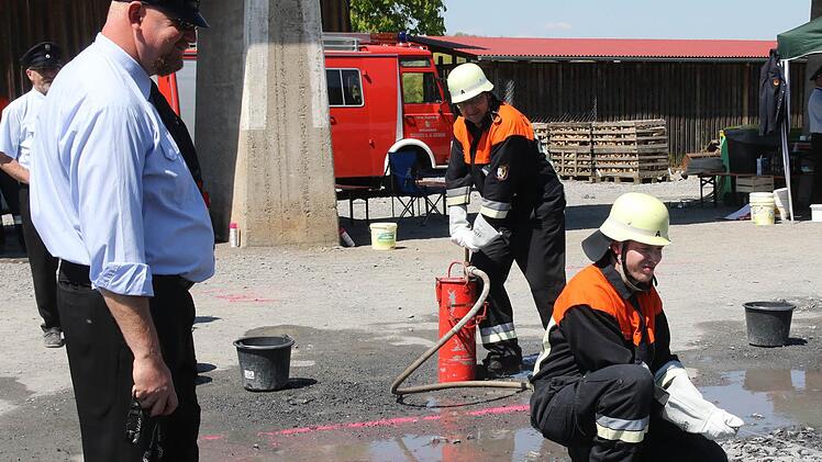 Und Action! Bilder vom Erwachsenenleistungsmarsch der oberfränkischen Feuerwehren in Großheirath (Landkreis Coburg). Fotos: Michael Stelzner