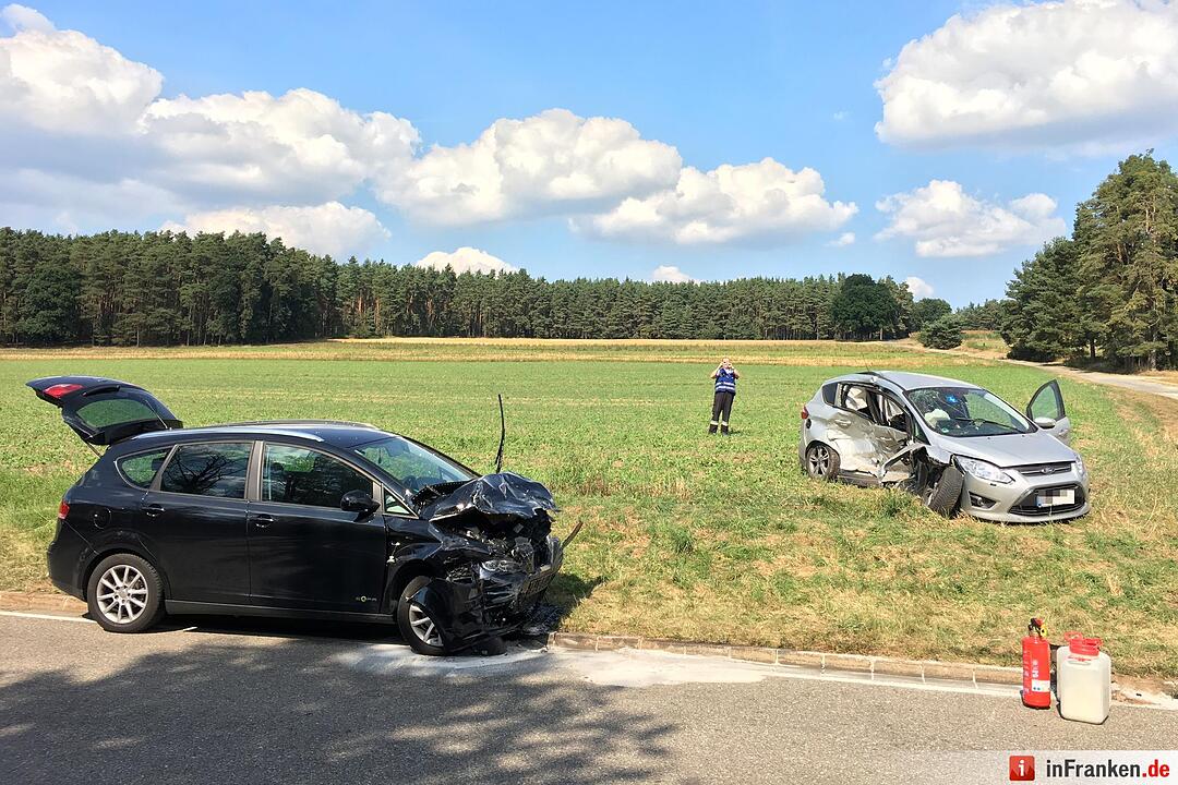 Beim Abbiegen Verkehr übersehen - Zwei Verletzte bei Zusammenstoß