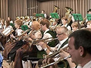 Zu ihrem 17. Abend der Blasmusik lädt die Blaskapelle aus Hofstetten für den 18. März in die Rudolf-Mett-Halle in Königsberg ein. Unser Bild zeigt die Musiker bei einem früheren Auftritt.  Foto: Gerold Snater/Archiv