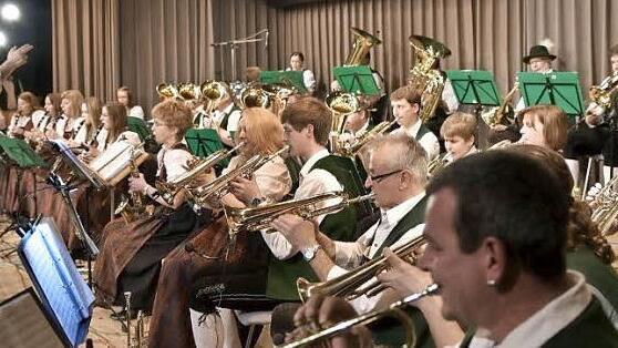 Zu ihrem 17. Abend der Blasmusik lädt die Blaskapelle aus Hofstetten für den 18. März in die Rudolf-Mett-Halle in Königsberg ein. Unser Bild zeigt die Musiker bei einem früheren Auftritt.  Foto: Gerold Snater/Archiv