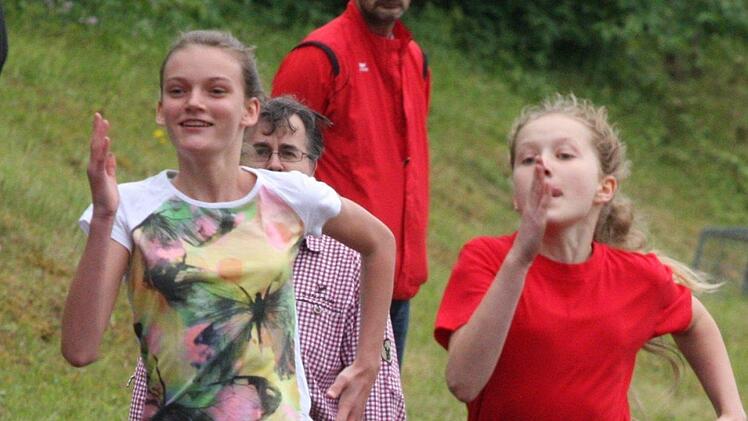 Sprint über 75 Meter der Schülerinnen U14 mit Roxana Stähler (rechts / TV/DJK Hammelburg) und Samantha Albert (links / SV Ramsthal)