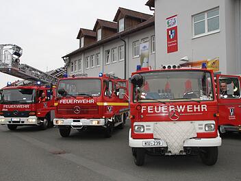 Es fahren vor (von links):  eine                                                                          Drehleiter Baujahr 2004 (am Steuer  Jürgen Hochgesang) sowie zwei Löschgruppenfahrzeuge von  1980 (Jan Oetter) und  1977 (Michael Weich).  Foto: Andreas Schmitt
