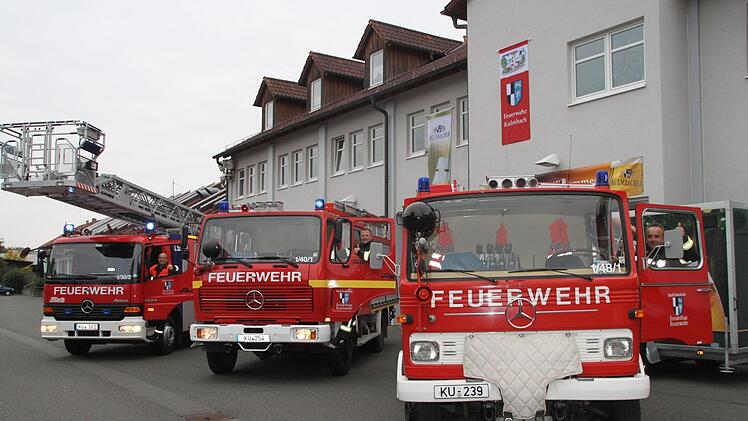 Es fahren vor (von links):  eine                                                                          Drehleiter Baujahr 2004 (am Steuer  Jürgen Hochgesang) sowie zwei Löschgruppenfahrzeuge von  1980 (Jan Oetter) und  1977 (Michael Weich).  Foto: Andreas Schmitt