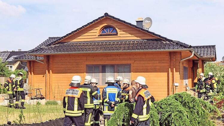 Die Einsatzkräfte vor dem betroffenen Holzhaus Foto: News5/Merzbach