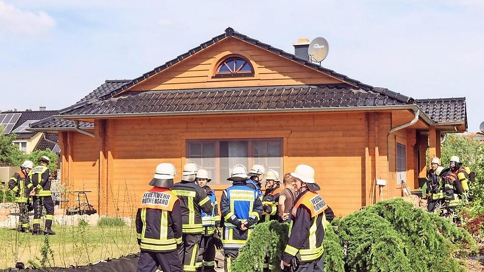 Nach Brand in Holzhaus: zwei Personen im Krankenhaus