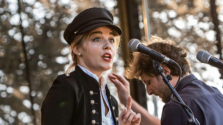 Impressionen vom Klassik-Open-Air im Freibad Neustadt: Als Vokalsolistin beeindruckte die junge Coburger Sopranistin Selina Schreiner.Foto: Jochen Berger