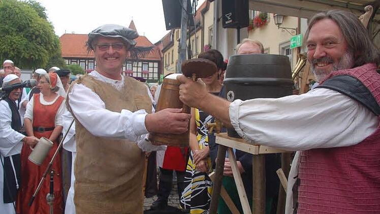 Der Bieranstich mit dem "Schulheiß" Hendrik Dressel und Wolfgang Schott.Sophie Arnold