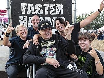 Helge Langbein inmitten seiner Begleiter auf dem Gelände des Wacken Open Air. Foto: Matthias Hoch