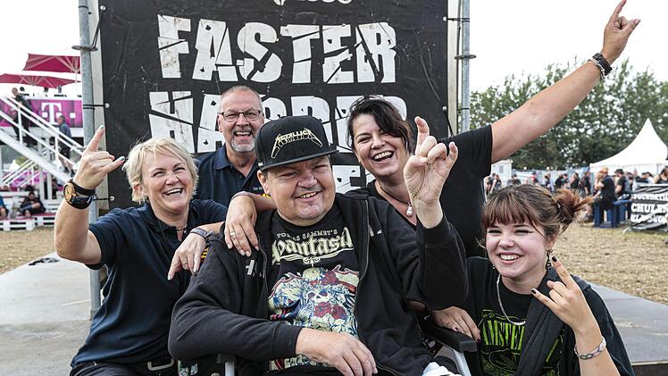 Helge Langbein inmitten seiner Begleiter auf dem Gelände des Wacken Open Air. Foto: Matthias Hoch