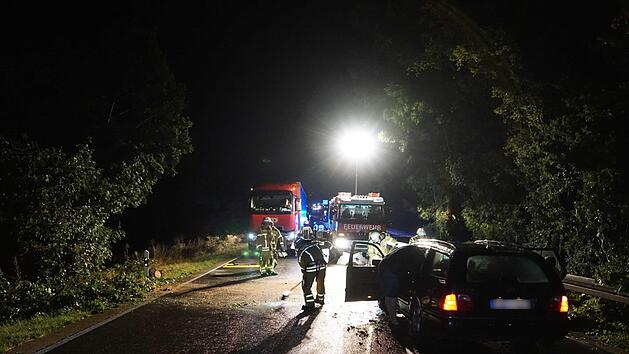 Bei Wendelstein im Kreis Roth l&ouml;ste ein fahrerloses Auto im Stra&szlig;engraben einen Gro&szlig;einsatz von Polizei, Feuerwehr und Technischem Hilfswerk aus. Weil von Insassen jede Spur fehlte, wurde eine gro&szlig;eingeleitete Suchma&szlig;nahme eingeleitet. Symbolfoto: Andreas Rosar/dpa
