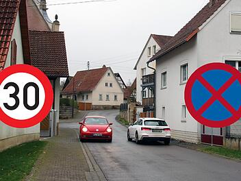 Die Ortsdurchfahrt des Stadtteils Fridritt war auch dieses Jahr Thema in  der Bürgerversammlung. Vorgeschlagen wurden "Tempo 30" und ein absolutes  Halteverbot.  Montage/Foto: Dieter Britz