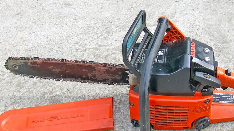 Mit einer ähnlichen Kettensäge musste die Feuerwehr aus Ahlen eine Frau aus einer misslichen Lage befreien: Sie war mit ihrem Auto - vermutlich unter Vollgas - in die Hecke des Nachbarn gerauscht. Sie war eingesperrt und konnte sich nicht selbst befreien. Foto: pixabay.com/FotoFanni