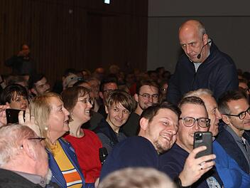 Mario Basler (r.) ging auf Tuchfühlung mit dem Publikum im Kulturboden.  Fotos: Barbara Herbst