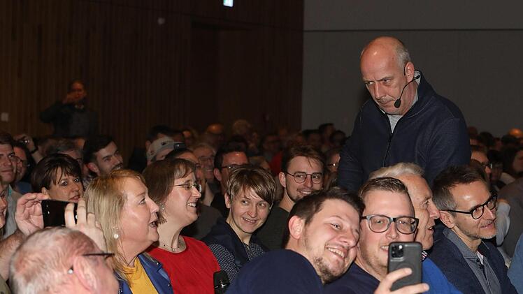 Mario Basler (r.) ging auf Tuchfühlung mit dem Publikum im Kulturboden.  Fotos: Barbara Herbst